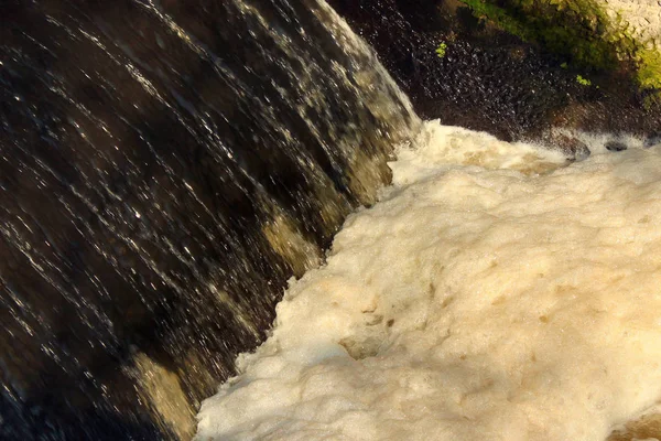 Agua blanca en una cascada —  Fotos de Stock