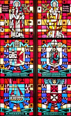 Polonya 'nın eski Elblag kasabasındaki Aziz Niklas Katedrali' nde lekeli camlar.