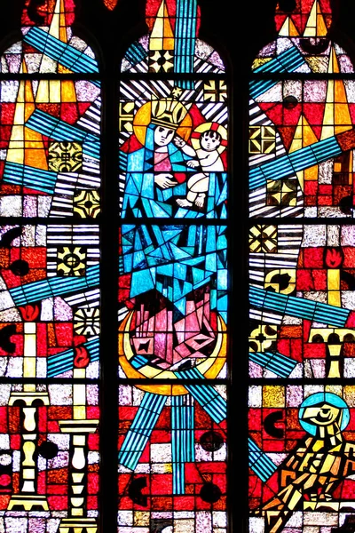 Målade glasfönster i Sankt Nikolaus-katedralen i Gamla stan i Elblag, Polen — Stockfoto
