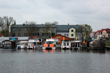 Augustow, Polonya - 2 Mayıs 2019: Augustow Nehri manzaralı, Polonya 'nın kuzeydoğusunda Netta Nehri ve Augustow Kanalı üzerinde bir şehir.