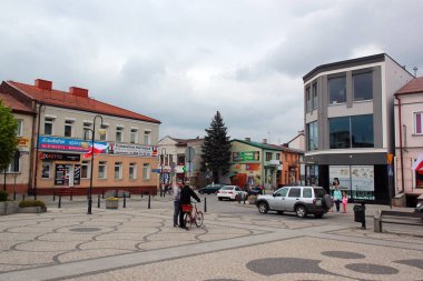 Augustow, Polonya - 2 Mayıs 2019: Kuzeydoğu Polonya 'da Netta Nehri ve Augustow Kanalı üzerinde bir şehir olan Augustow' un sokak manzarası.