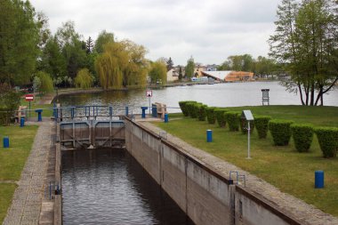 Augustow, Polonya - 2 Mayıs 2019: 19. yüzyılda Polonya 'nın kuzeydoğusundaki Podlaskie Voyvoda' da ve Belarus 'un kuzeybatısındaki Grodno Bölgesi' nde inşa edilen bir kanal..