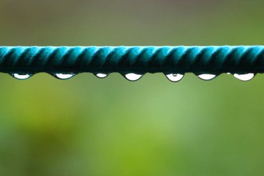 Yağmurdan sonra ıslak demir demire su damlıyor.