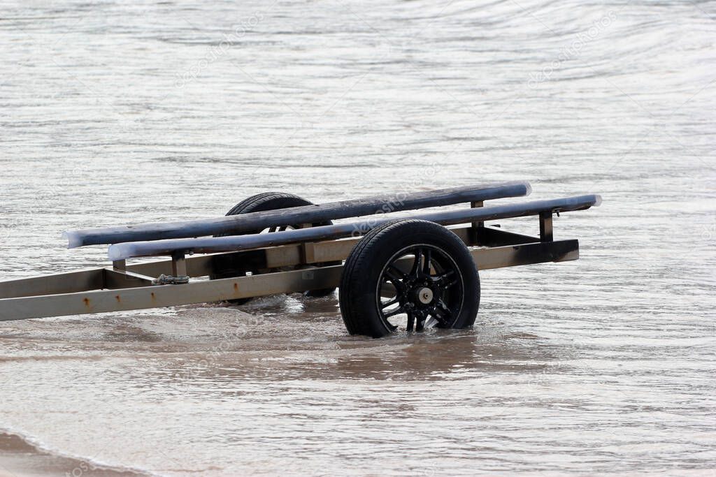 Wheel cart for small boats and kayaks in the water