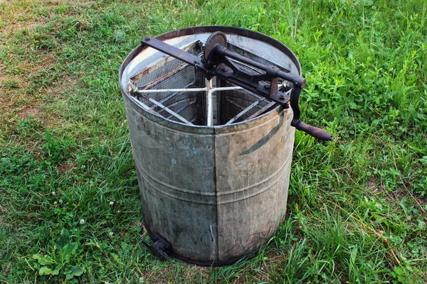 Oude Lege Honingzuiger Centrifuge Groen Gras — Stockfoto