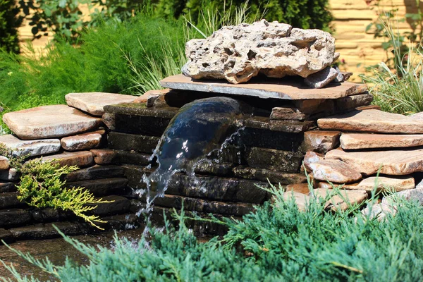 Piccola Roccia Con Cascata Giardino — Foto Stock