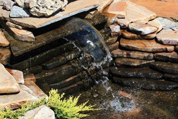 Pequeña Rocalla Con Cascada Jardín —  Fotos de Stock