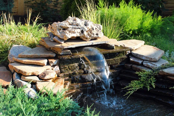 Piccola Roccia Con Cascata Giardino — Foto Stock