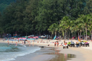 Phuket, Tayland - 4 Aralık 2019: Patong şehrinin kuzeyinde, Phuket Adası 'nda popüler bir yer olan Kamala Sahili' nde turistler.