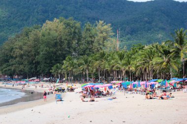 Phuket, Tayland - 4 Aralık 2019: Patong şehrinin kuzeyinde, Phuket Adası 'nda popüler bir yer olan Kamala Sahili' nde turistler.