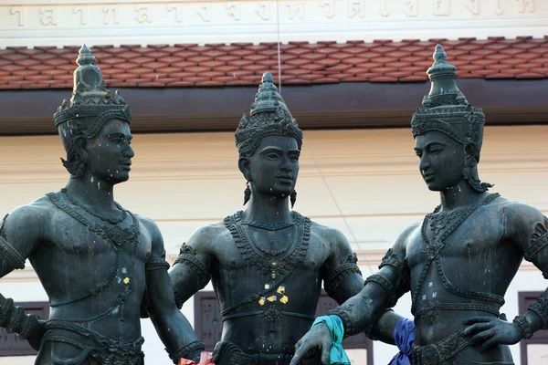 泰国清迈 2019年12月3日 著名的三王纪念碑 门格拉伊 拉姆卡姆和恩甘芒国王的雕塑 据称是清迈的开国元勋 — 图库照片