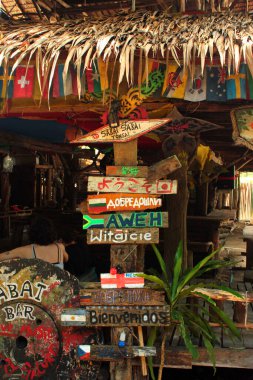 Tonsai, Tayland - 8 Aralık 2019: Ton Sai Plajı 'ndaki küçük dükkanlar, kafeler ve barlar, Krabi ilindeki ağaçlar ve dramatik uçurumlarla çevrili manzaralı ve sakin bir sahil.