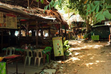 Tonsai, Tayland - 8 Aralık 2019: Ton Sai Plajı 'ndaki küçük dükkanlar, kafeler ve barlar, Krabi ilindeki ağaçlar ve dramatik uçurumlarla çevrili manzaralı ve sakin bir sahil.