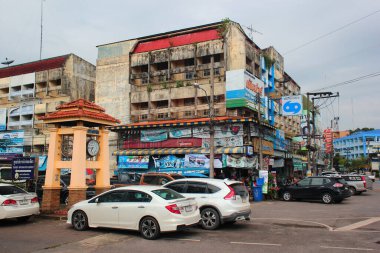 Surat Thani, Tayland - 9 Aralık 2019: Arabalar merkez tren istasyonunun yanındaki küçük meydanda saat kulesinin yanına park edildi. 
