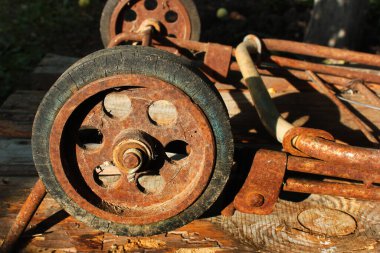 Paslı alışveriş arabasının eski tekerleği