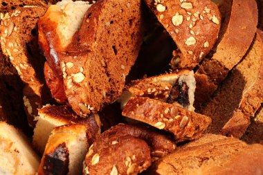 Tabakta kurumuş ekmek dilimleri