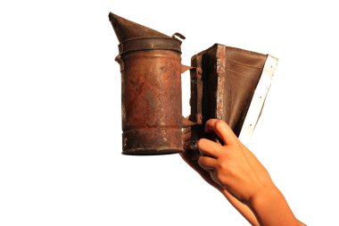 Yaşlı arı içicisi, arıları sakinleştirmek için kullanılan bir cihaz. Beyaz arkaplan karşısında izole.