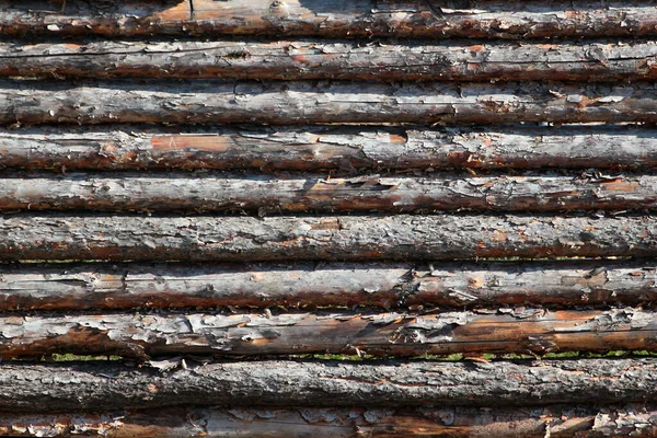 古い荒っぽい木の丸太 フェンスの質感 — ストック写真