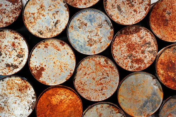 Arka plan olarak eski paslı metal kutular