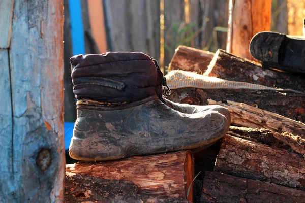 Παλιές Λαστιχένιες Μπότες Ένα Σωρό Καυσόξυλα Έννοια Του Αγροτικού Τρόπου — Φωτογραφία Αρχείου