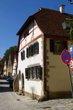 Rothenburg ob der Tauber, Almanya - 10 Ağustos 2025: Ortaçağ evleri, kilise kuleleri ve tarihi caddeleri ile Rothenburg ob der Tauber Eski Kasabası