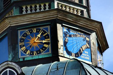 Carlsfeld, Almanya - 7 Eylül 2025: Carlsfeld 'deki Trinity Kilisesi' ndeki saatler, Yukarı Ore Dağları 'ndaki bir köy, Saksonya