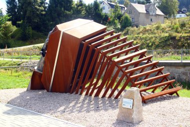 Carlsfeld, Almanya - 7 Eylül 2025: Carlsfeld, Saksonya 'da Bandoneon Heykelinin Doğuşu - Carl Friedrich Zimmermann' ın Ore Dağları 'nda icat ettiği Müzik Enstrümanı Anıtı