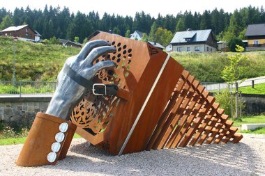 Carlsfeld, Almanya - 7 Eylül 2025: Carlsfeld, Saksonya 'da Bandoneon Heykelinin Doğuşu - Carl Friedrich Zimmermann' ın Ore Dağları 'nda icat ettiği Müzik Enstrümanı Anıtı