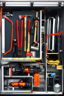 Klingenthal, Almanya - 13 Eylül 2025: İtfaiye araçları, hortumlar, aletler ve acil durum ekipmanlarını gösteren modern bir itfaiye aracının kompartımanları