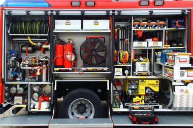 Klingenthal, Almanya - 13 Eylül 2025: İtfaiye araçları, hortumlar, aletler ve acil durum ekipmanlarını gösteren modern bir itfaiye aracının kompartımanları