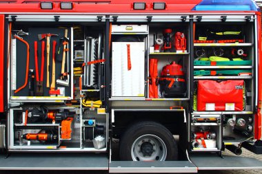 Klingenthal, Almanya - 13 Eylül 2025: İtfaiye araçları, hortumlar, aletler ve acil durum ekipmanlarını gösteren modern bir itfaiye aracının kompartımanları
