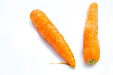 Beyaz arka plan üzerinde izole talgiere üzerinde kırmızı soğan