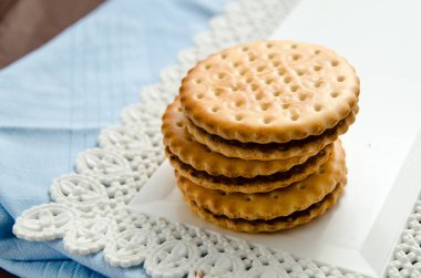 Bir fincan kahve ve çikolata dolgulu bisküvi ile İtalyan kahvaltısı