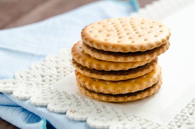 Bir fincan kahve ve çikolata dolgulu bisküvi ile İtalyan kahvaltısı