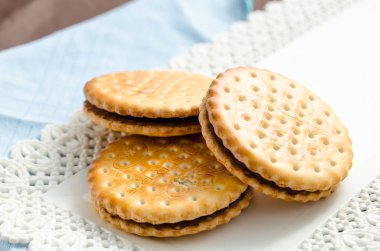 Bir fincan kahve ve çikolata dolgulu bisküvi ile İtalyan kahvaltısı