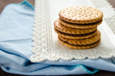 Bir fincan kahve ve çikolata dolgulu bisküvi ile İtalyan kahvaltısı