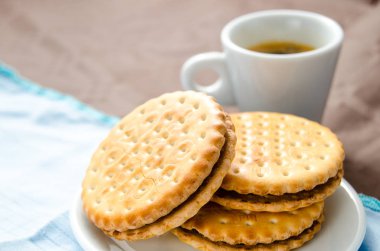 Bir fincan kahve ve çikolata dolgulu bisküvi ile İtalyan kahvaltısı