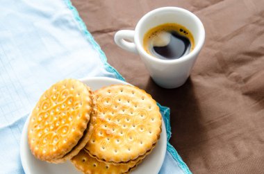 Bir fincan kahve ve çikolata dolgulu bisküvi ile İtalyan kahvaltısı