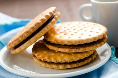 Bir fincan kahve ve çikolata dolgulu bisküvi ile İtalyan kahvaltısı