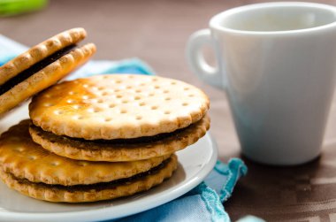 Bir fincan kahve ve çikolata dolgulu bisküvi ile İtalyan kahvaltısı