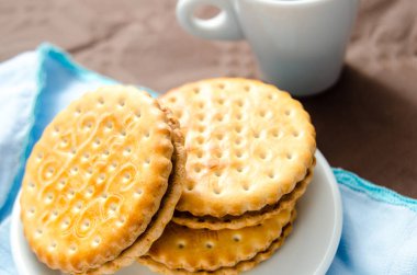 Bir fincan kahve ve çikolata dolgulu bisküvi ile İtalyan kahvaltısı