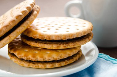 Bir fincan kahve ve çikolata dolgulu bisküvi ile İtalyan kahvaltısı