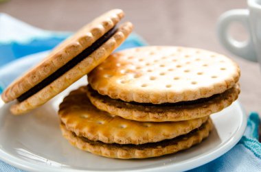 Bir fincan kahve ve çikolata dolgulu bisküvi ile İtalyan kahvaltısı