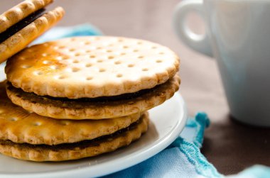 Bir fincan kahve ve çikolata dolgulu bisküvi ile İtalyan kahvaltısı