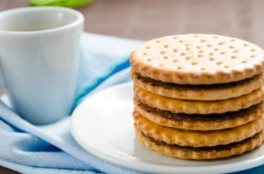 Bir fincan kahve ve çikolata dolgulu bisküvi ile İtalyan kahvaltısı