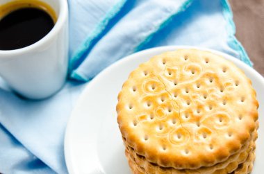 Bir fincan kahve ve çikolata dolgulu bisküvi ile İtalyan kahvaltısı