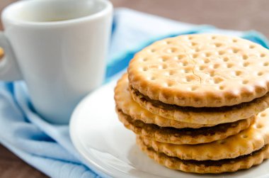 Bir fincan kahve ve çikolata dolgulu bisküvi ile İtalyan kahvaltısı