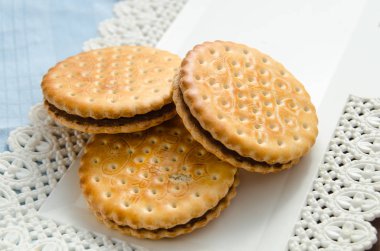 Bir fincan kahve ve çikolata dolgulu bisküvi ile İtalyan kahvaltısı