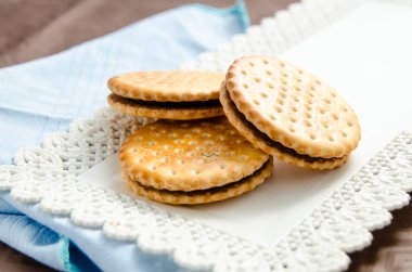 Bir fincan kahve ve çikolata dolgulu bisküvi ile İtalyan kahvaltısı