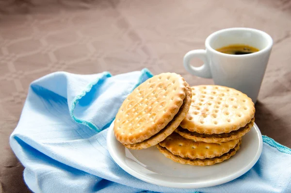 Italienisches Frühstück Mit Einer Tasse Kaffee Und Keksen Mit Schokoladenfüllung — Stockfoto